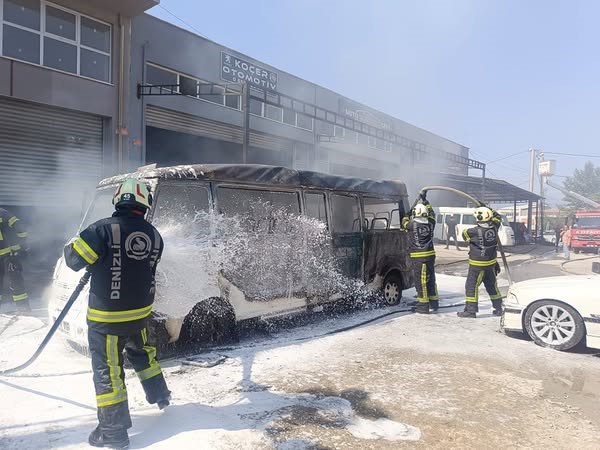 Seyir Halindeki Minibüs Alev Alev Yandı (2)