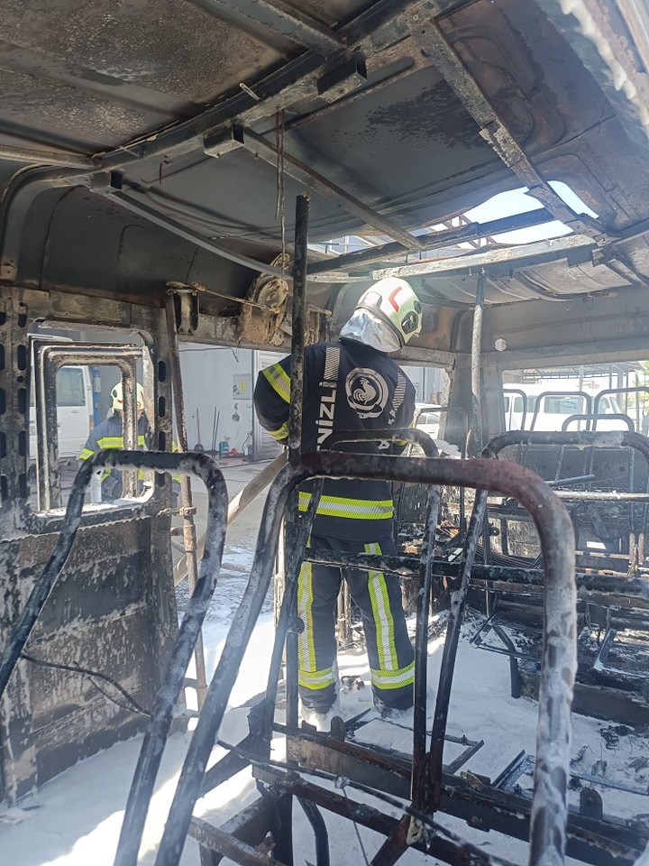 Seyir Halindeki Minibüs Alev Alev Yandı (3)