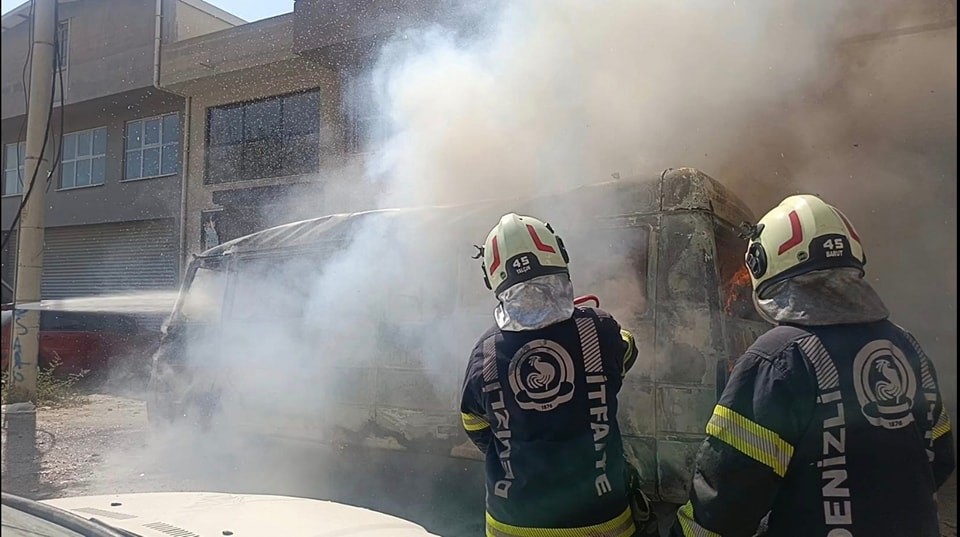 Seyir Halindeki Minibüs Alev Alev Yandı (6)