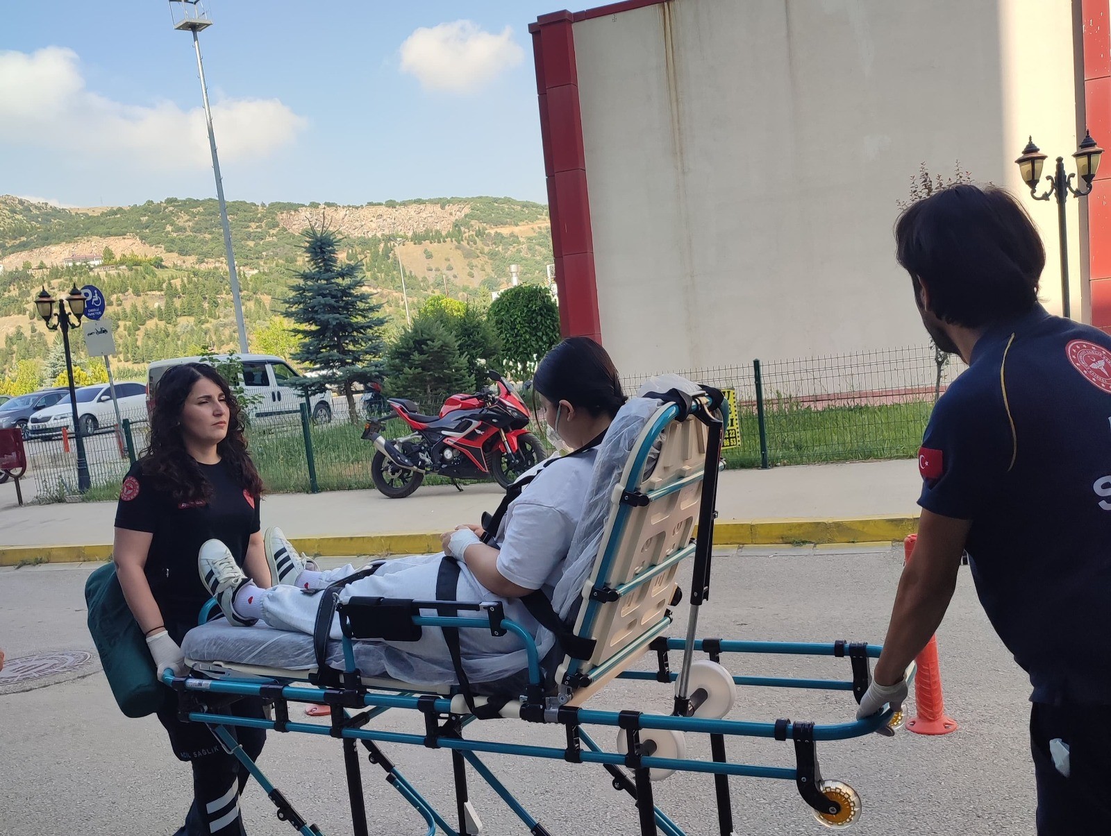 Sınava 2 Gün Boyunca Ambulansla Götürüldü (3)