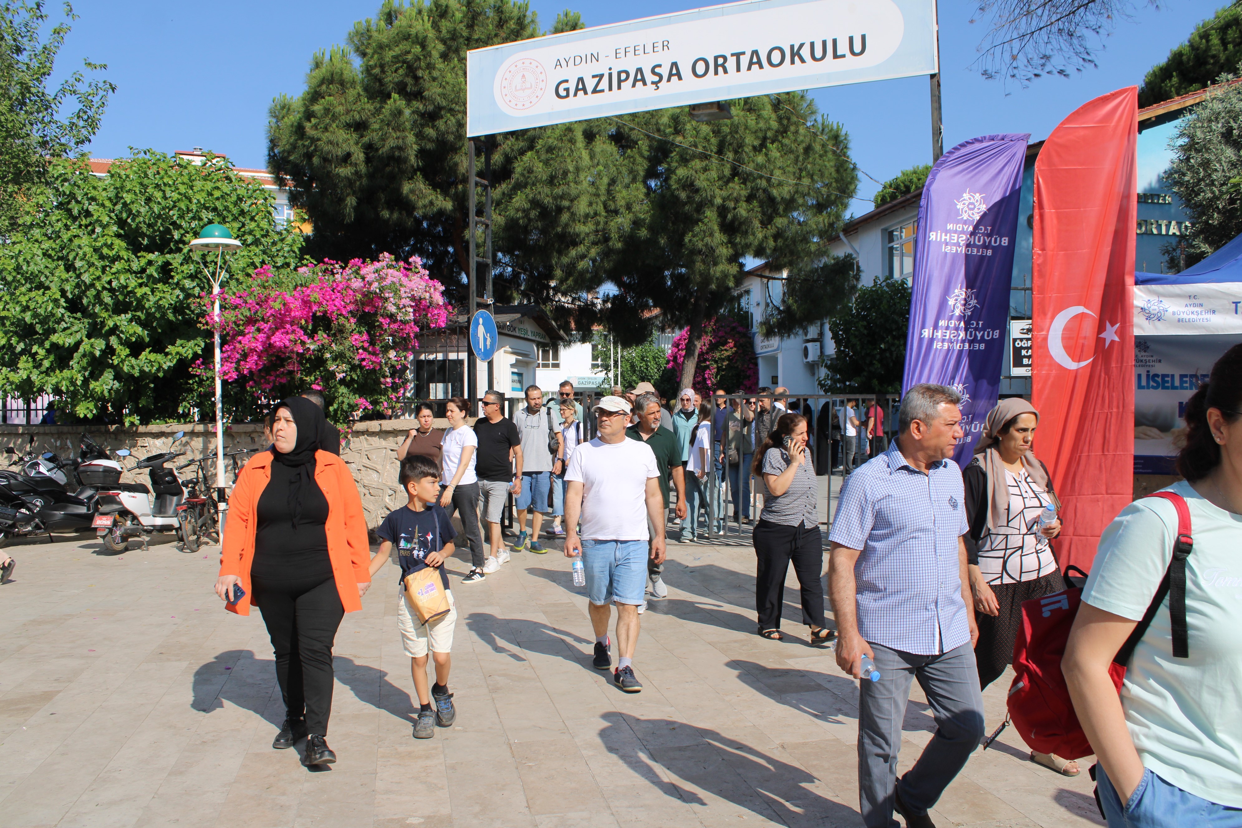 Sınava Giren Çocuklarına Kur’an I Kerim Okuyarak Destek Oldular (5)