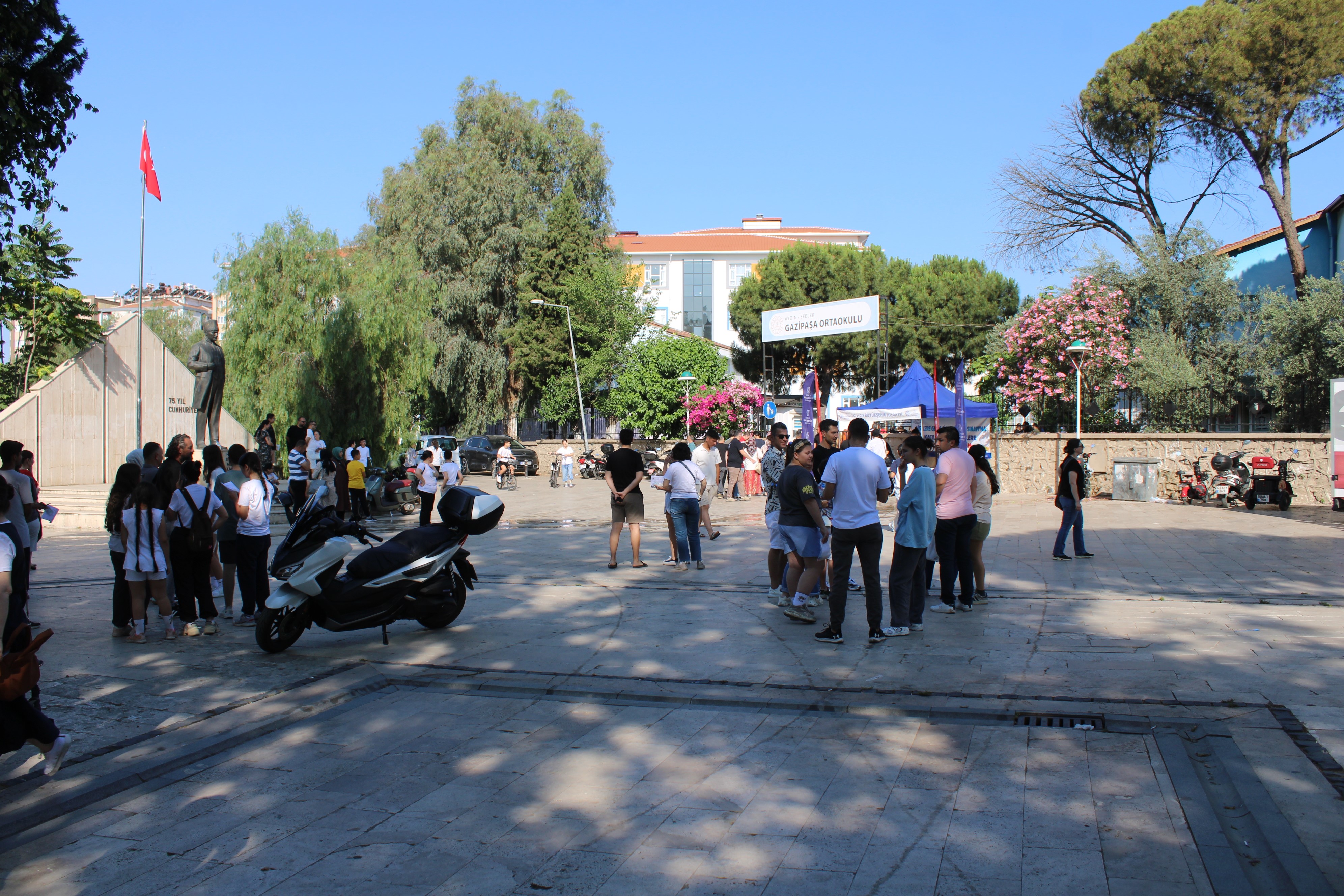 Sınava Giren Çocuklarına Kur’an I Kerim Okuyarak Destek Oldular