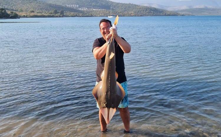 Yakaladıkları Dev Balığı Denize Geri Bıraktılar