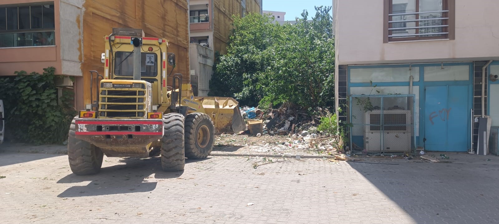 Yalnız Yaşayan Yaşlı Kadının Evinden 13 Kamyon Çöp Çıktı (2)