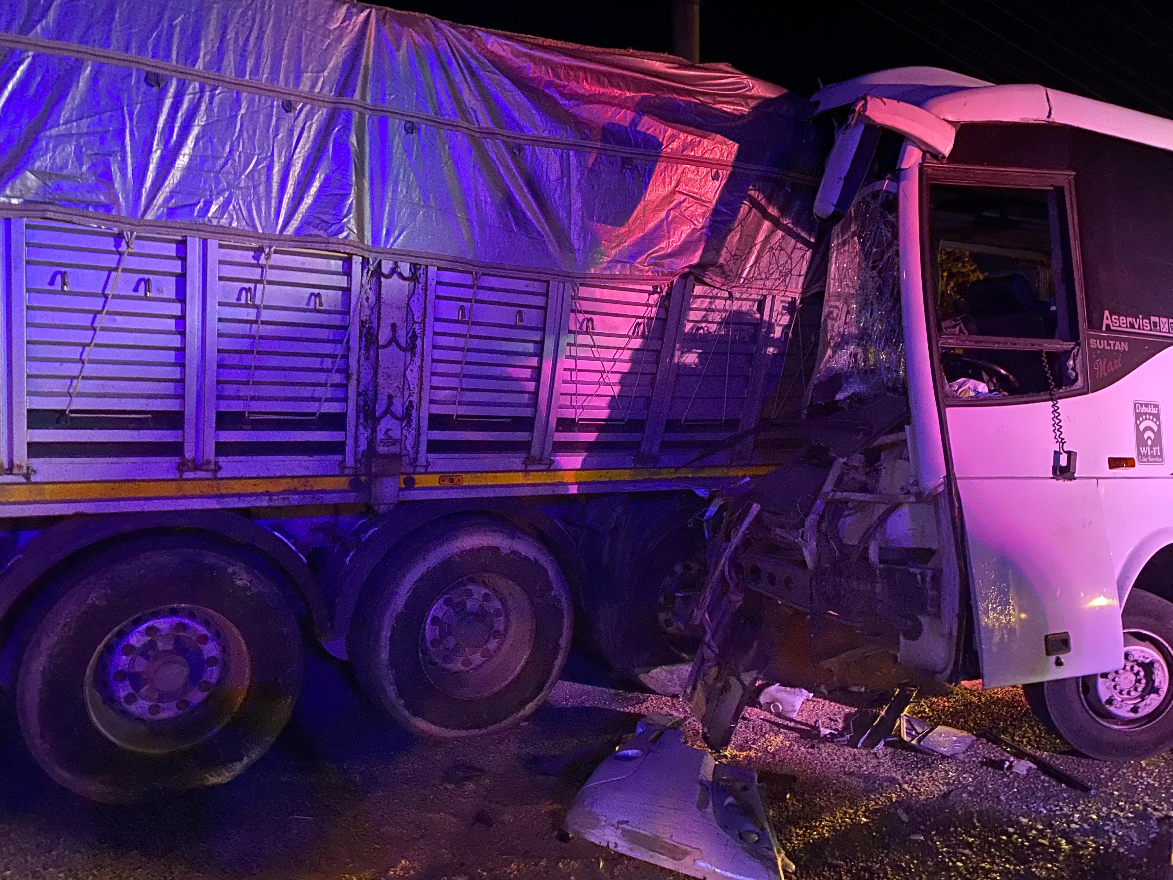 Yolun Kenarında Duran Tıra Işçi Servisi Çarptı (3)