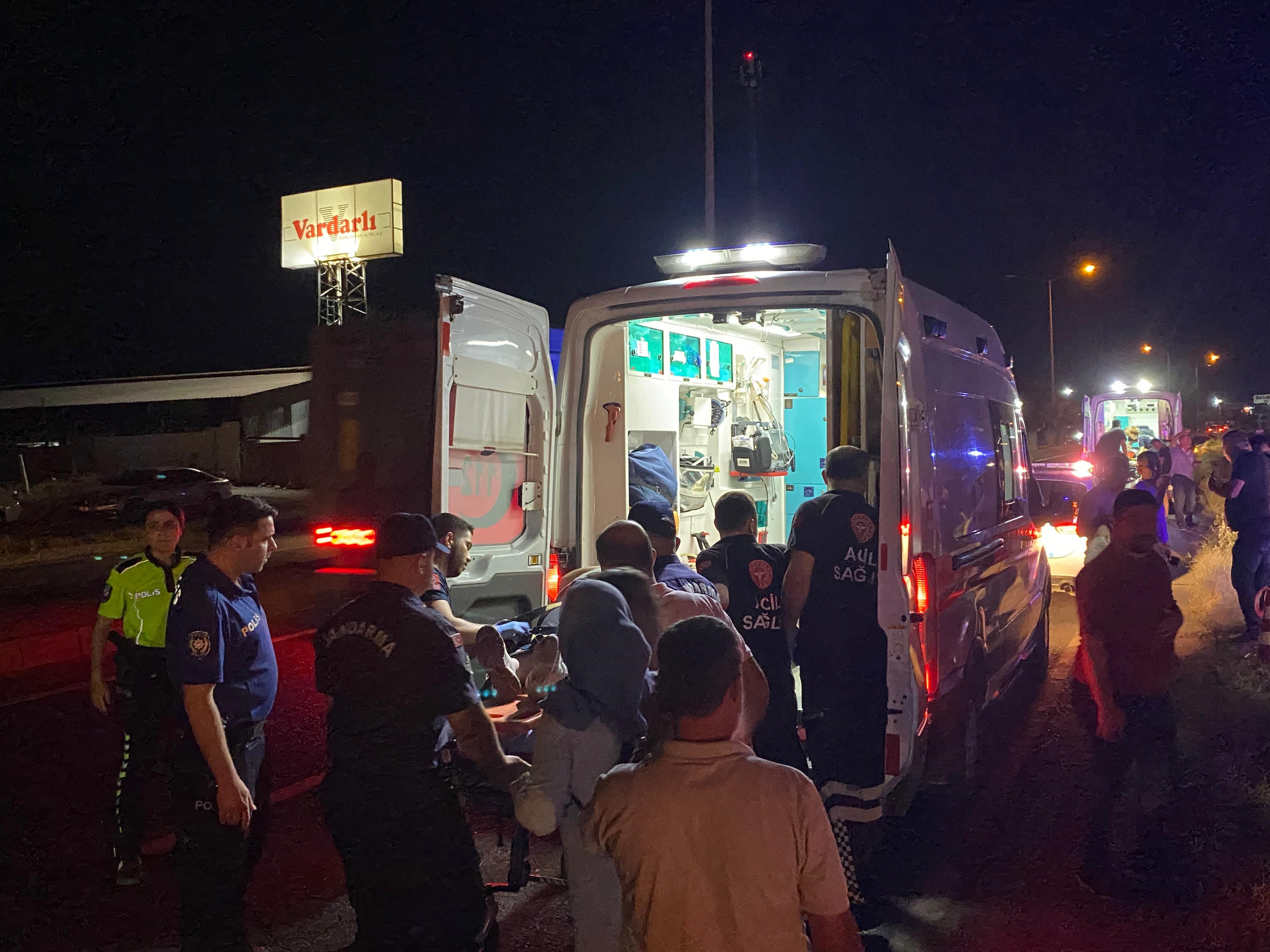 Yolun Kenarında Duran Tıra Işçi Servisi Çarptı (5)