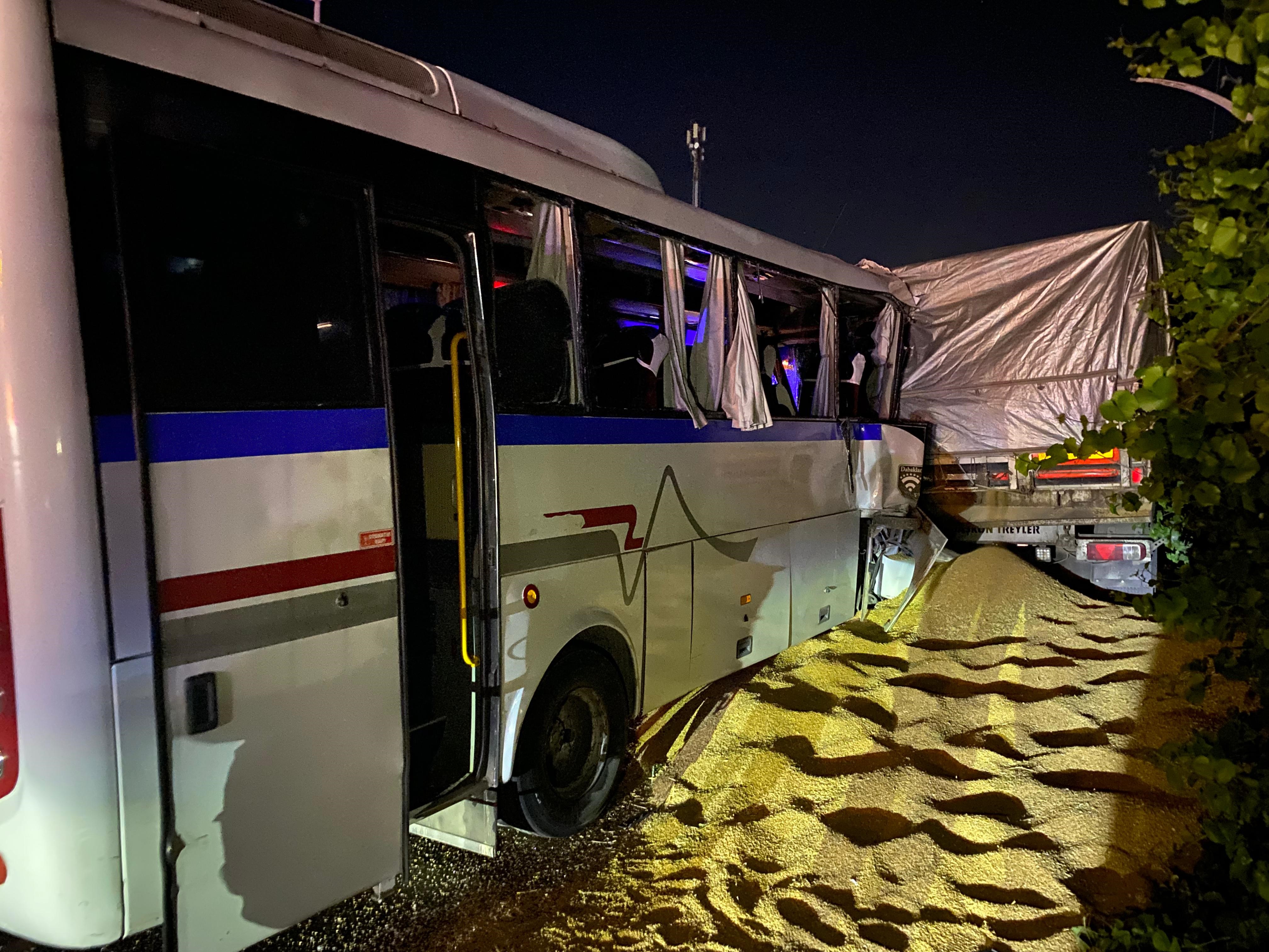 Yolun Kenarında Duran Tıra Işçi Servisi Çarptı (6)