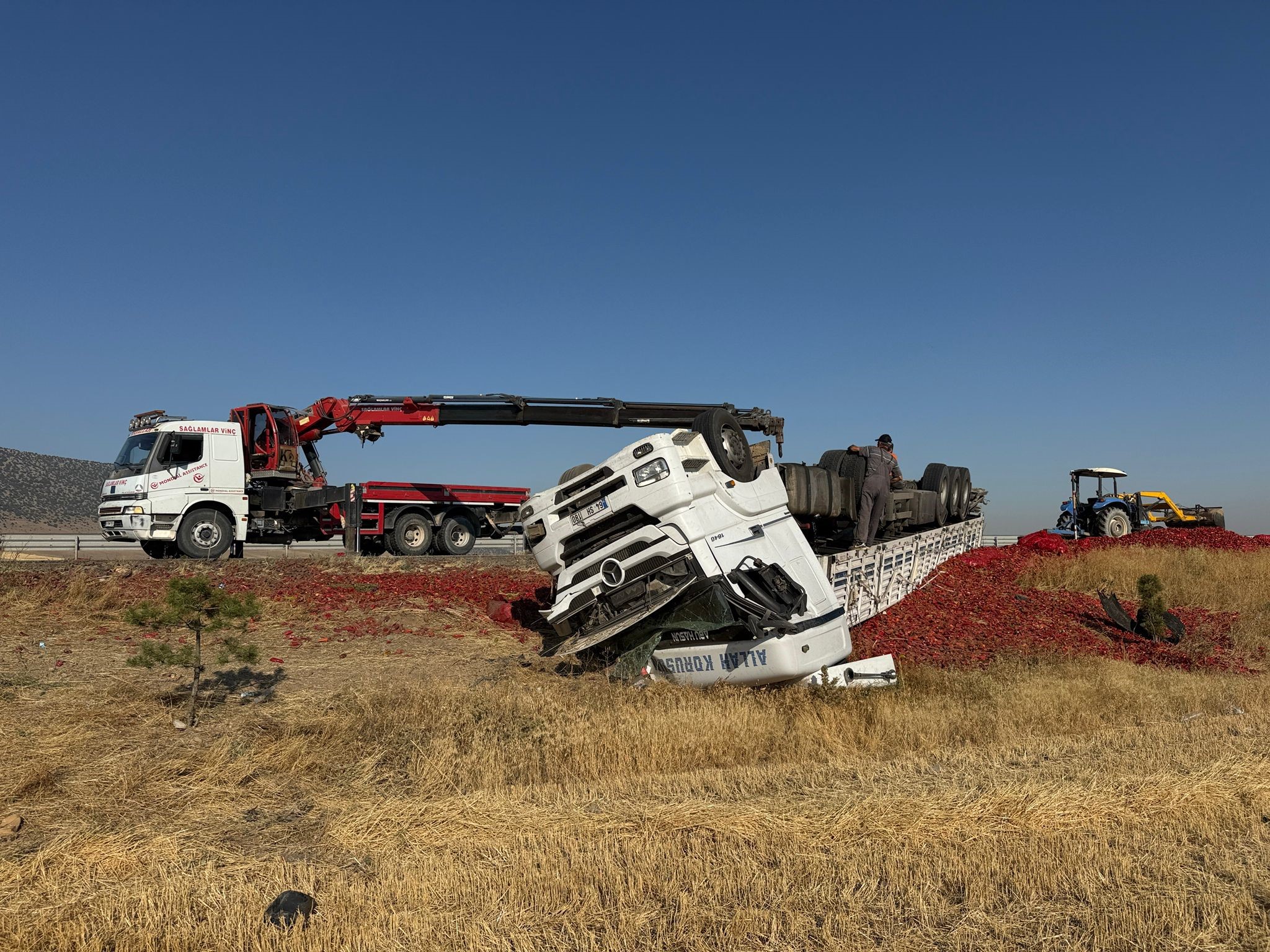 20 Ton Salçalık Biber Yola Dağıldı (4)