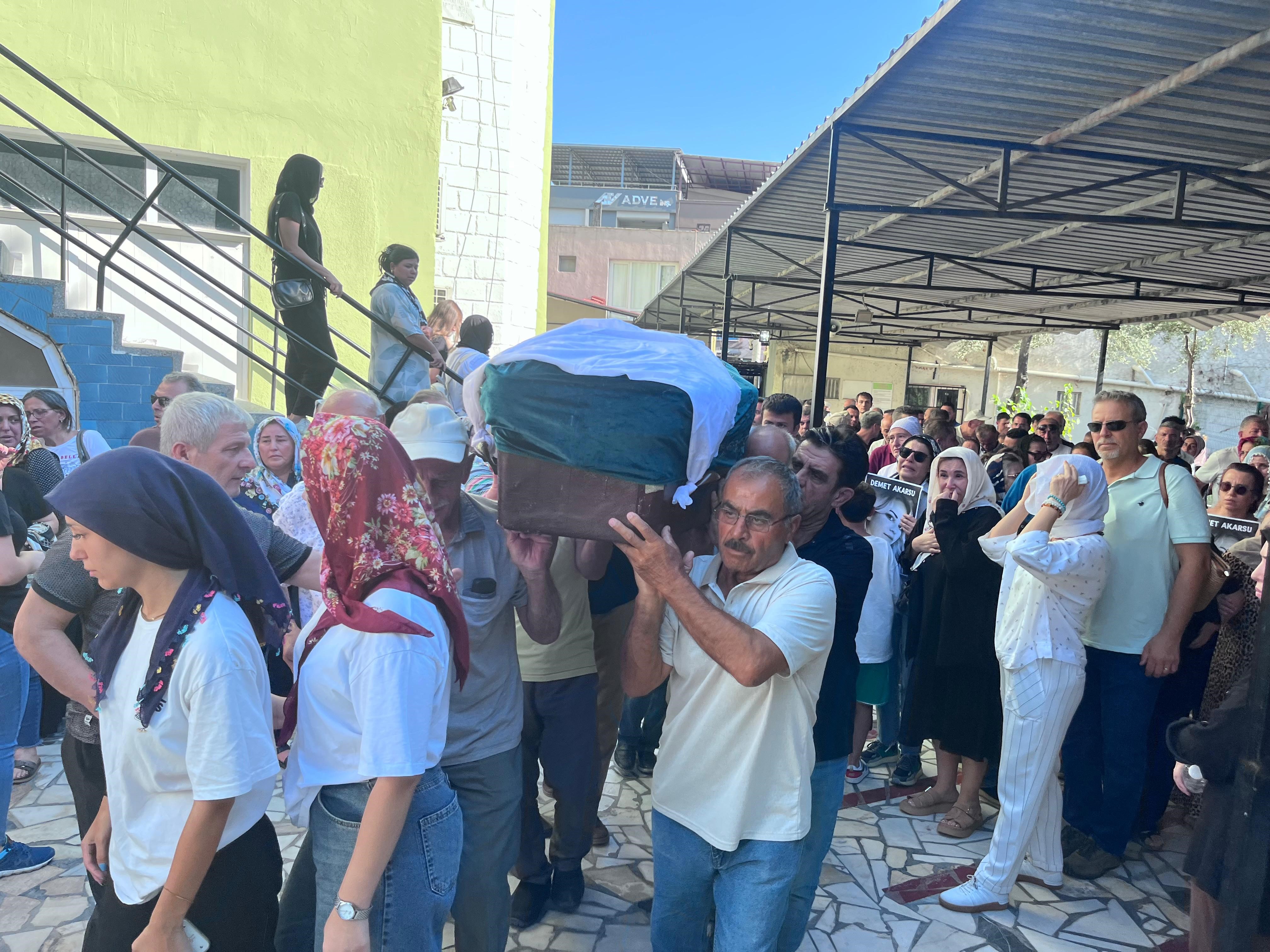 45 Yaşındaki Kadın Son Yolculuğuna Uğurlandı (4)