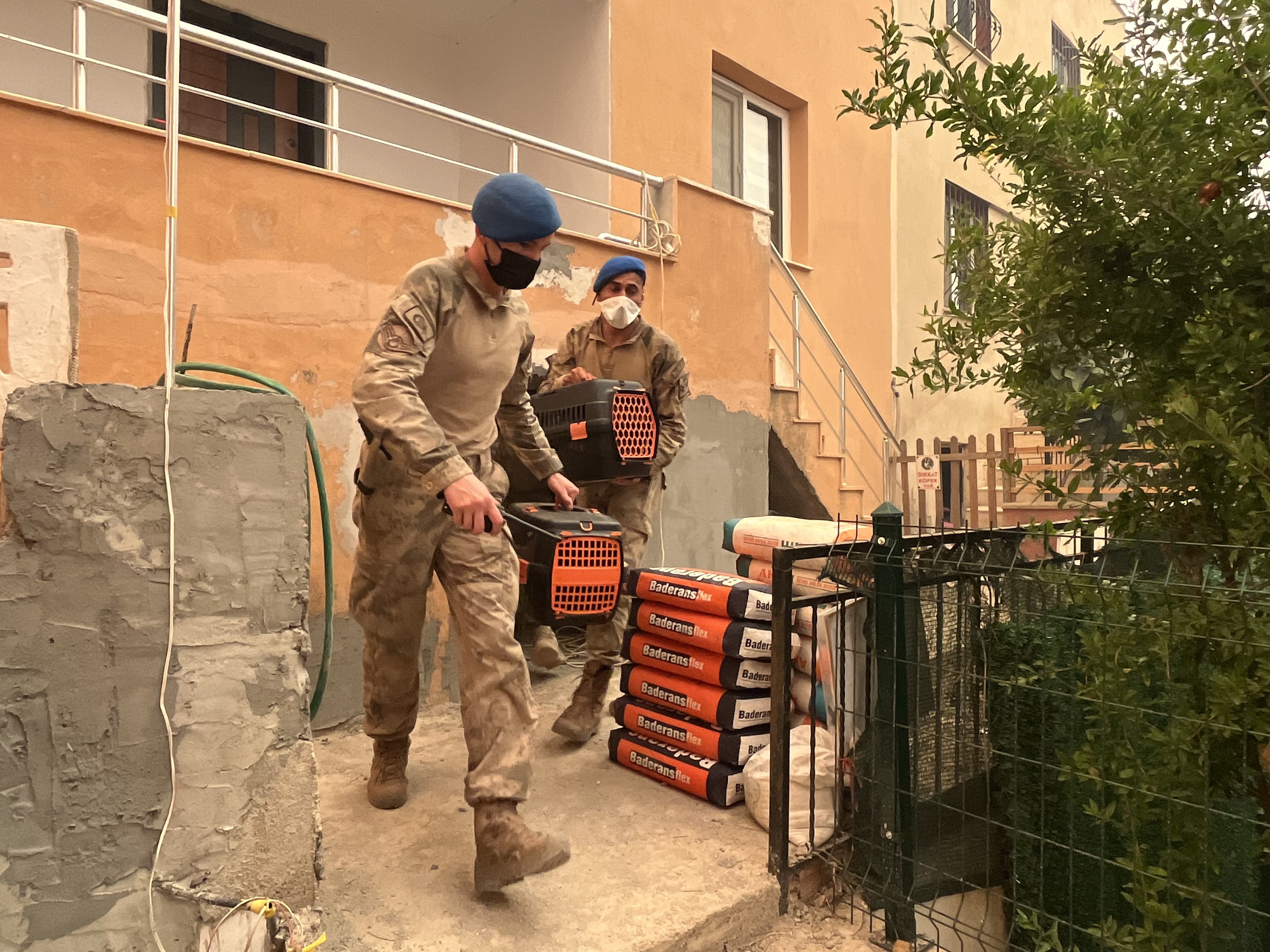Alevlerin Yaklaştığı Mahalle Tahliye Edildi (5)