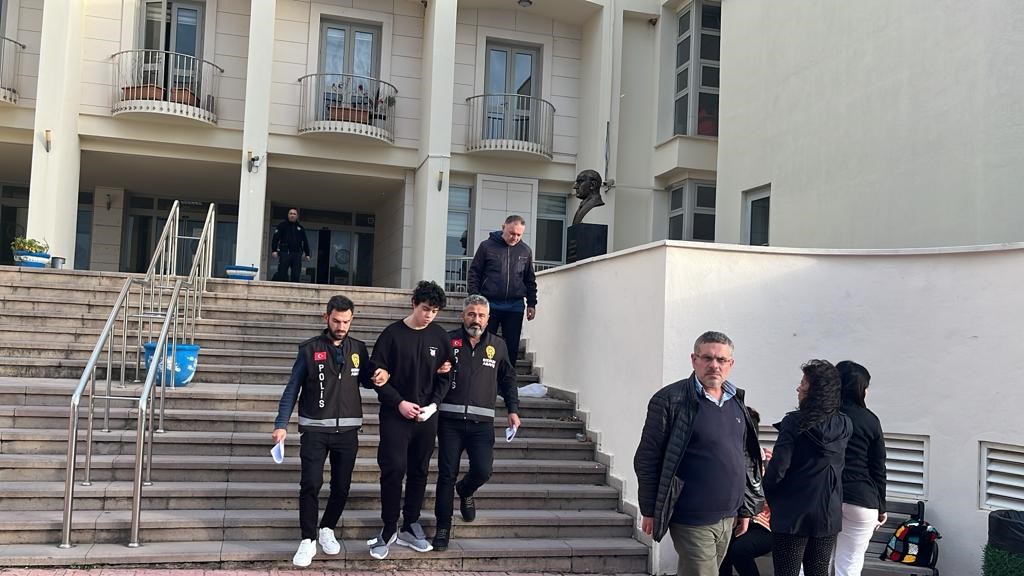 Annesinin Boğazını Keserek Öldürdü (3)