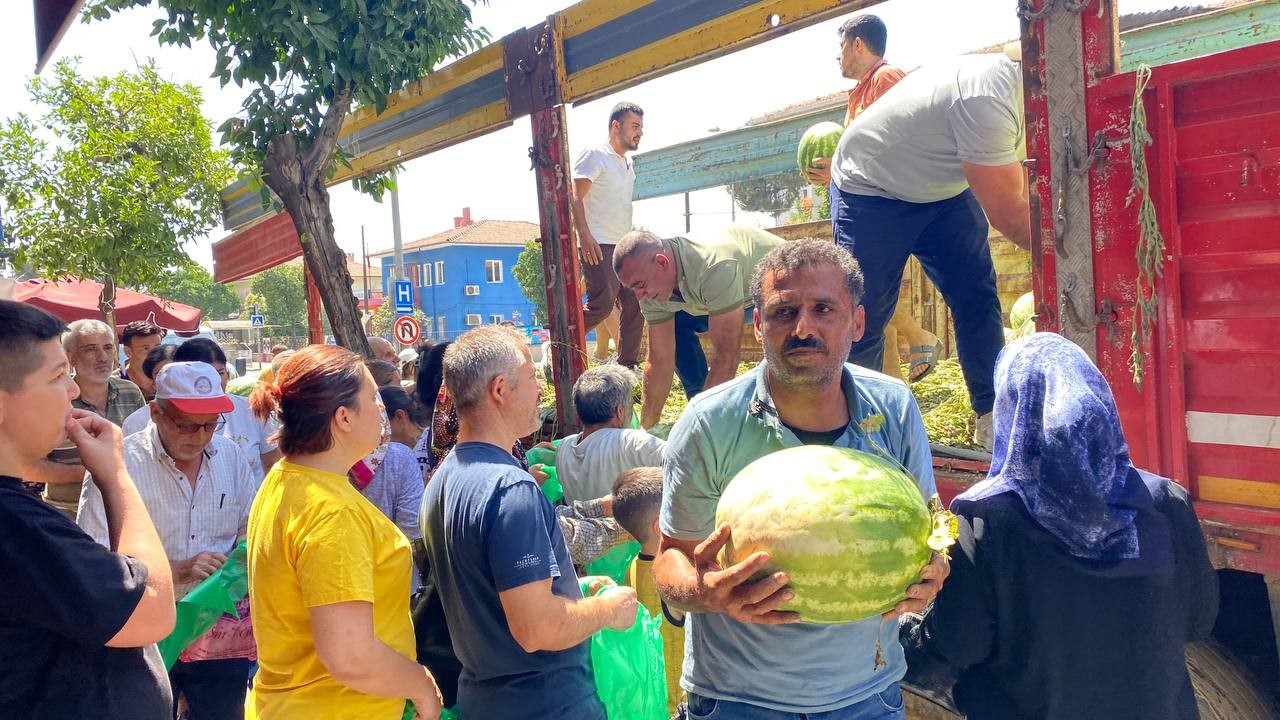 Aydın’da Bir Kamyon Karpuzu Bedava Dağıttılar (3)