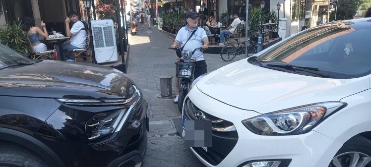 Aydın’da Kaldırımlar, Yaya Geçitleri Işgal Altında (2)