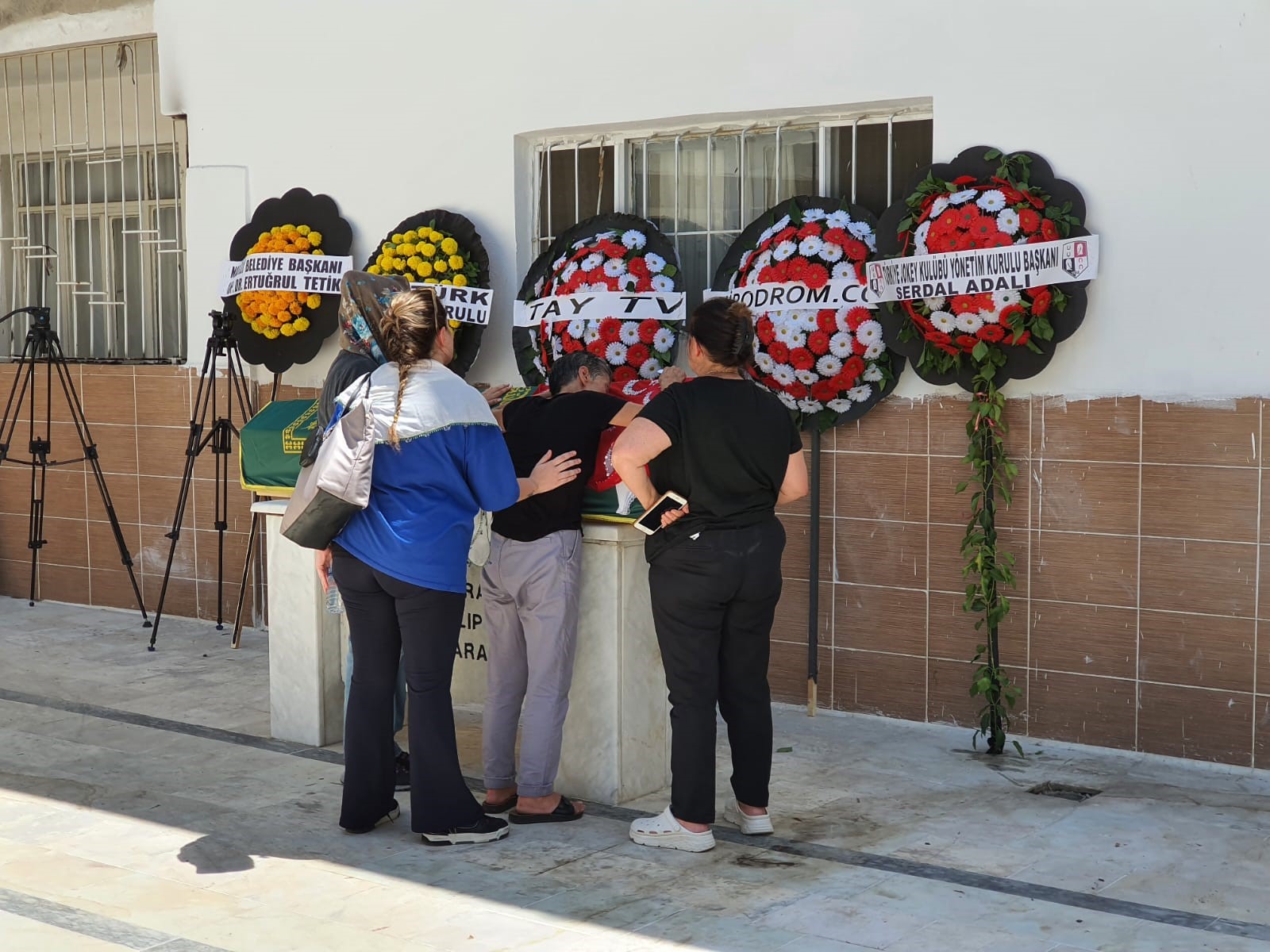 Aydınlı Kadın Spiker Gözyaşlarıyla Uğurlandı (3)