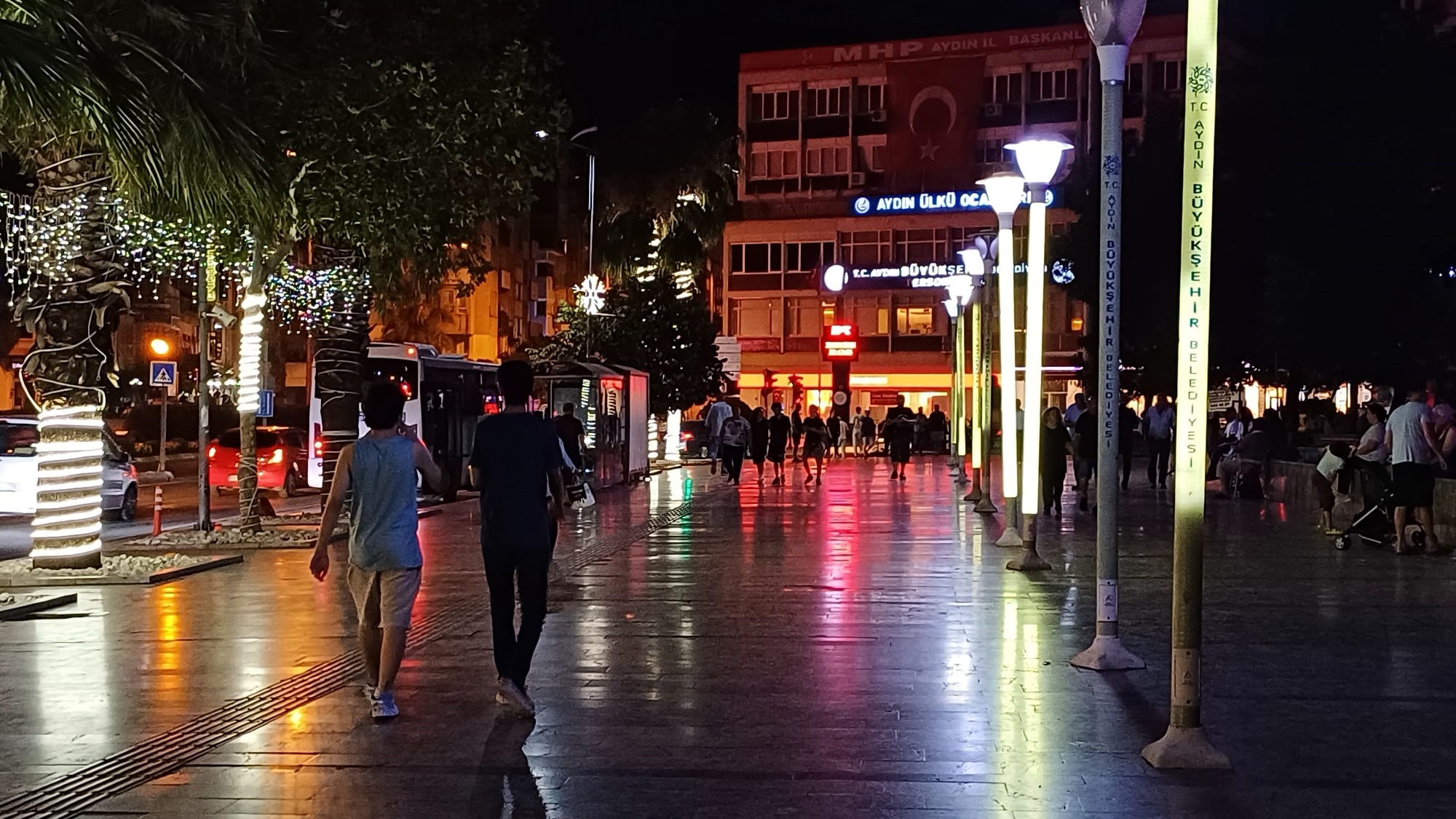 Aydınlılar Meydana Akın Etti (2)