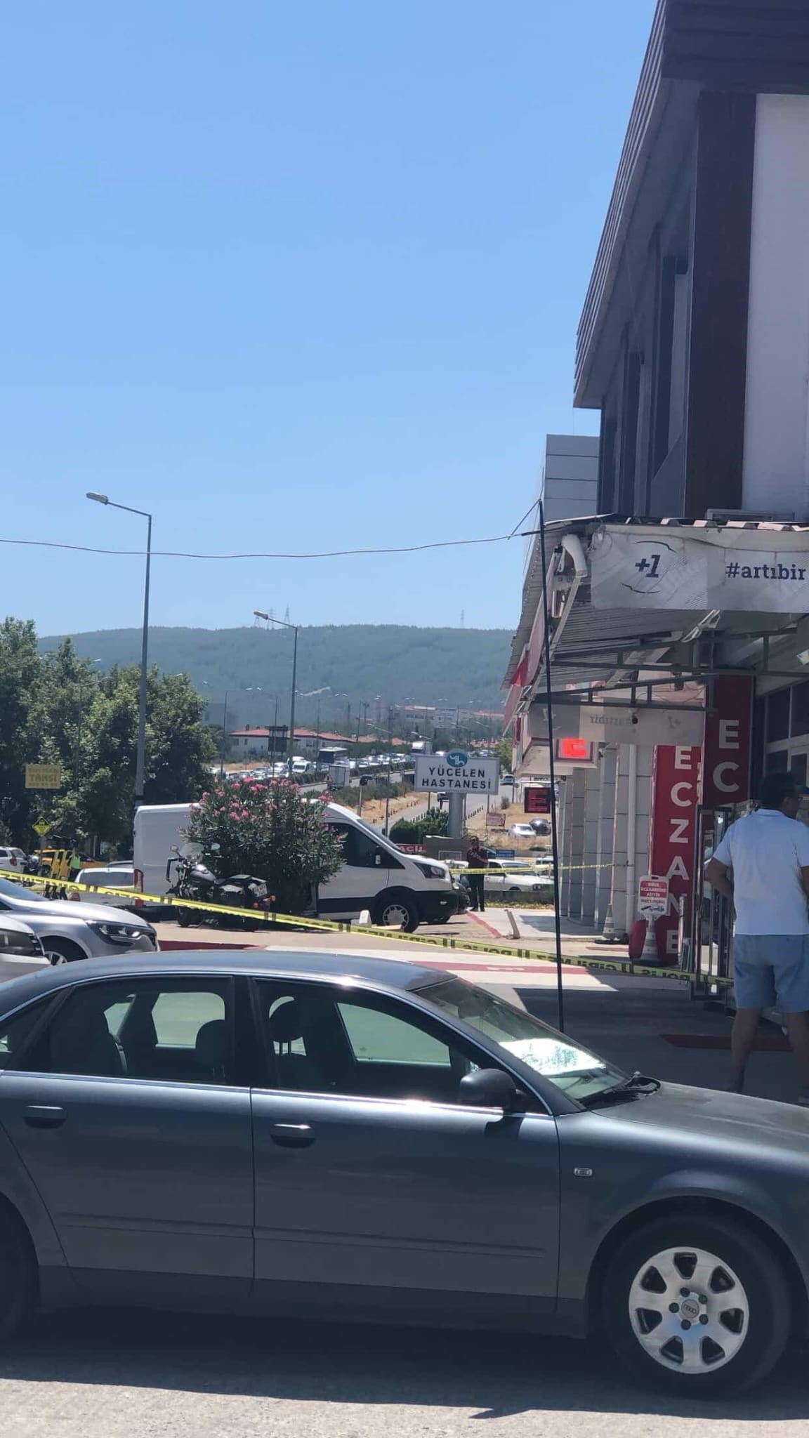 Bölgeye Çok Sayıda Polis Ve Bomba Imha Ekibi Sevk Edildi (2)