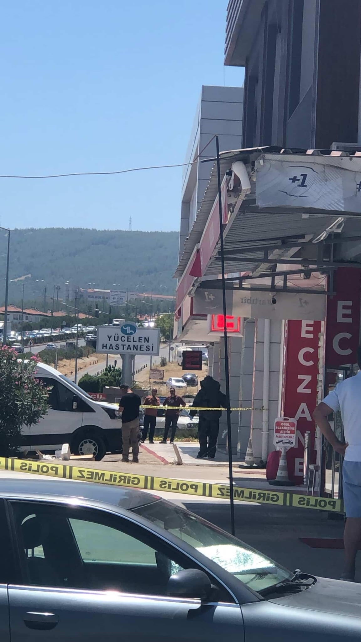 Bölgeye Çok Sayıda Polis Ve Bomba Imha Ekibi Sevk Edildi (3)