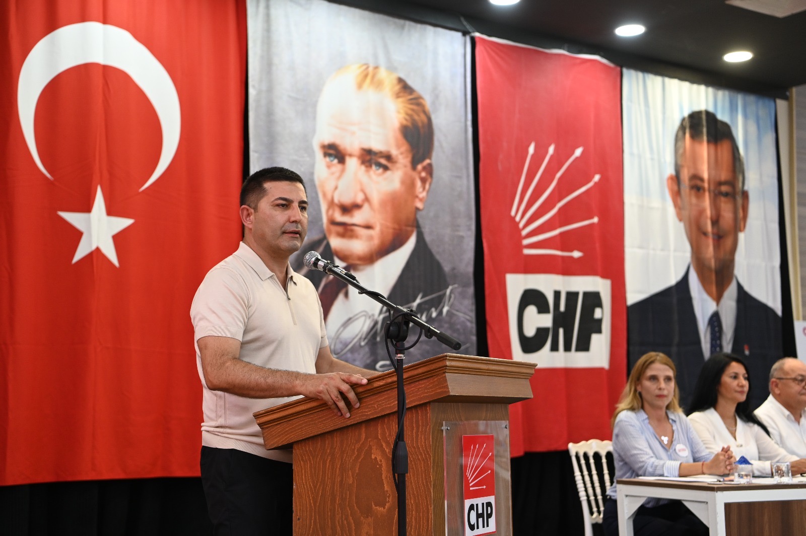 Cumhuriyet Halk Partisi (Chp) Kuşadası İlçe Başkanlığı Tarafından Düzenlenen Genişletilmiş Örgüt Toplantısı, Yoğun Bir Katılımla Gerçekleşti
