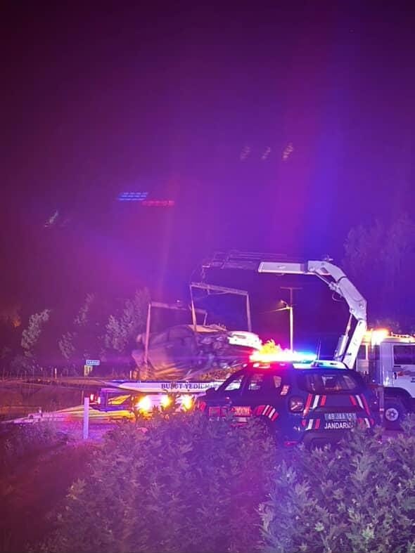 Denizli Yolu Üzerinde Otomobil Çukura Düştü (3)
