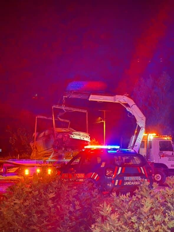 Denizli Yolu Üzerinde Otomobil Çukura Düştü (4)