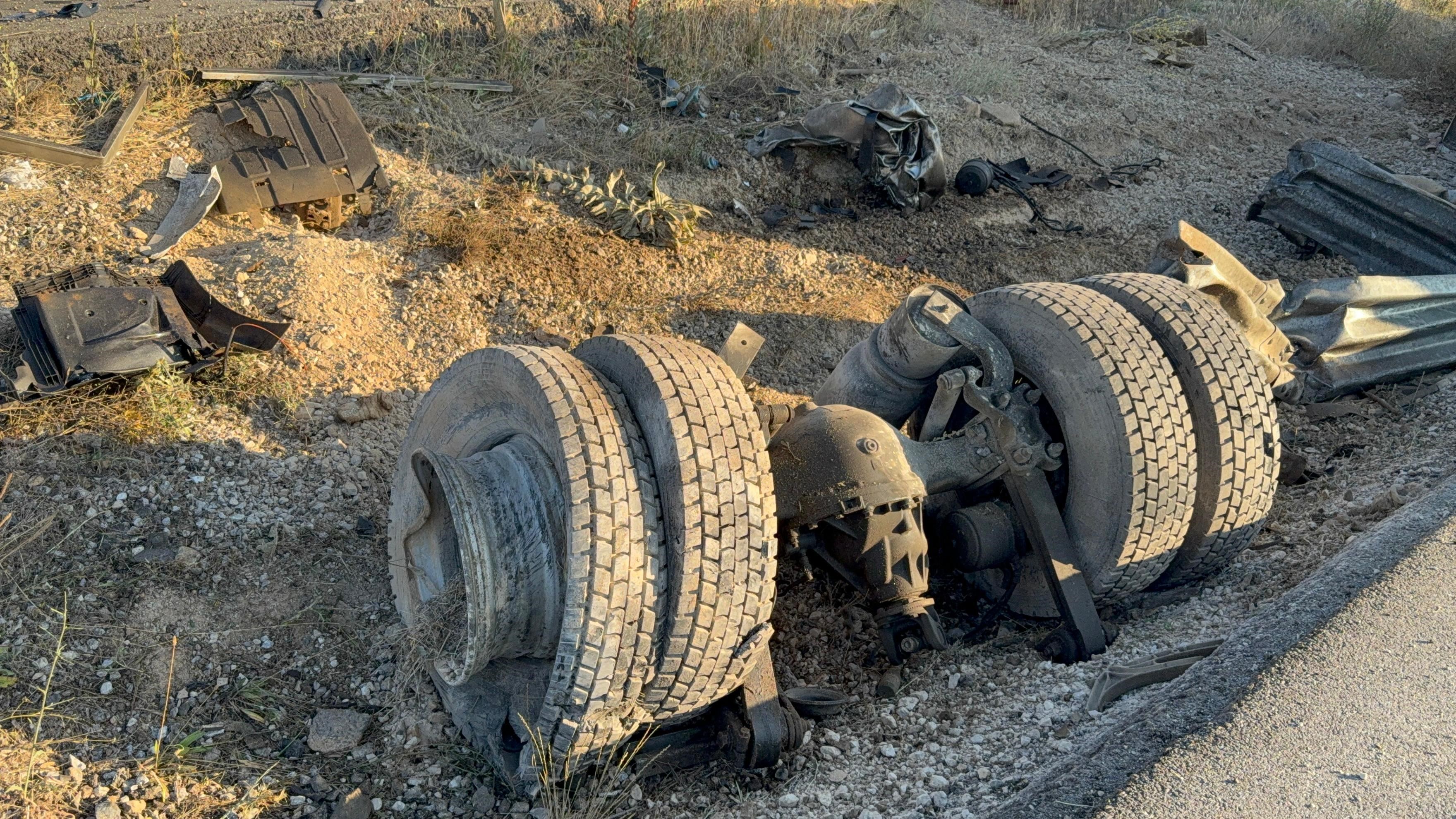 Devrilen Tırın Sürücü Kabini Parçalandı (3)