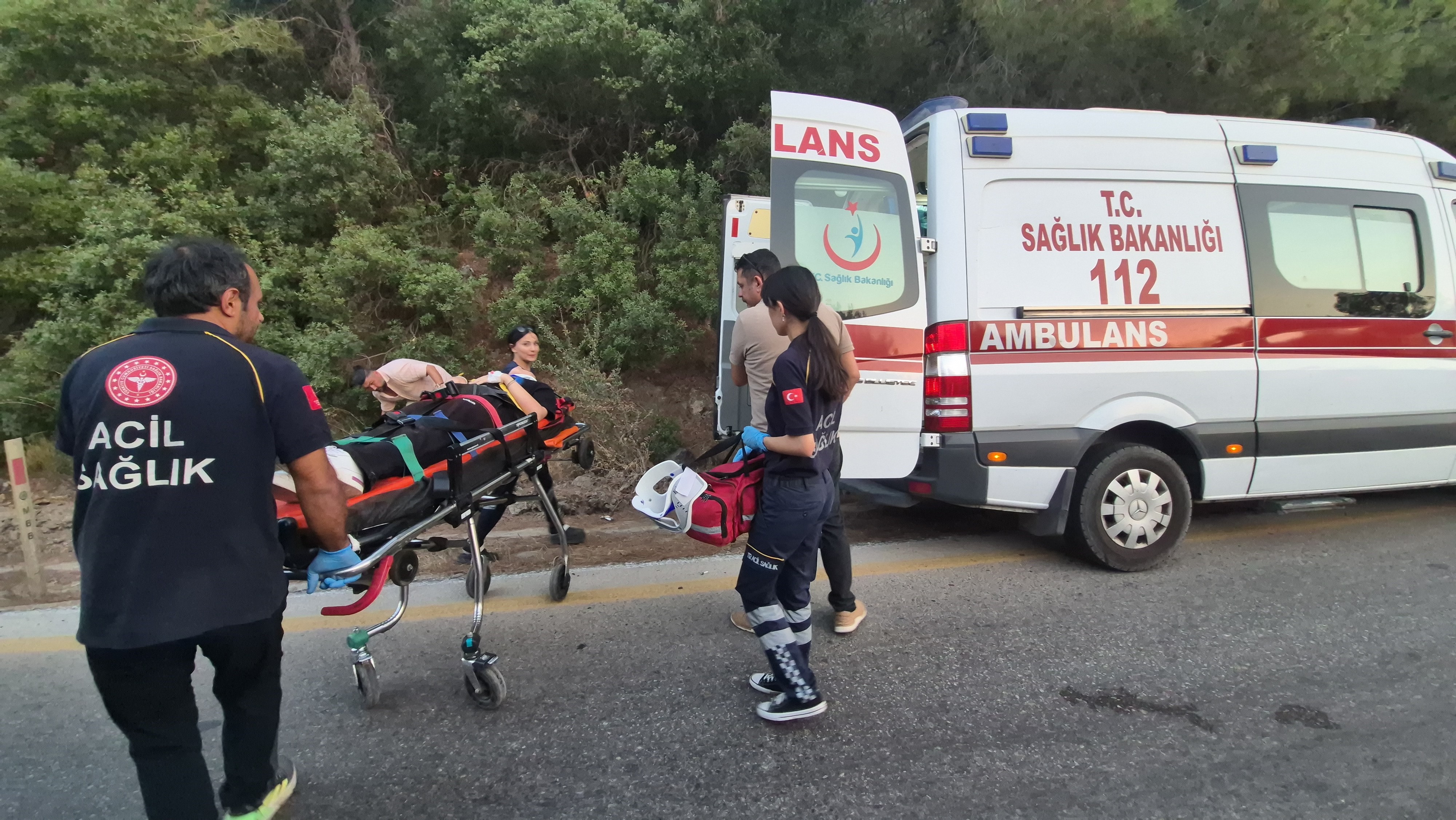 Kamyonetle Otomobil Kafa Kafaya Çarpıştı (2)