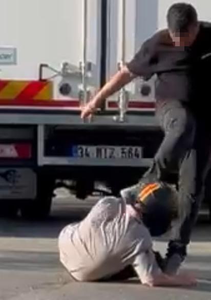 Motosikletliyi Yerde Tekmelediler (2)