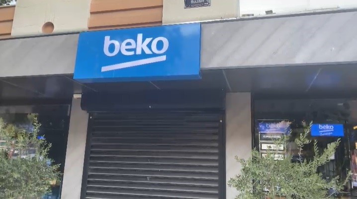 Müşteriler Beyaz Eşya Mağazasının Kapısına Dayandı (2)