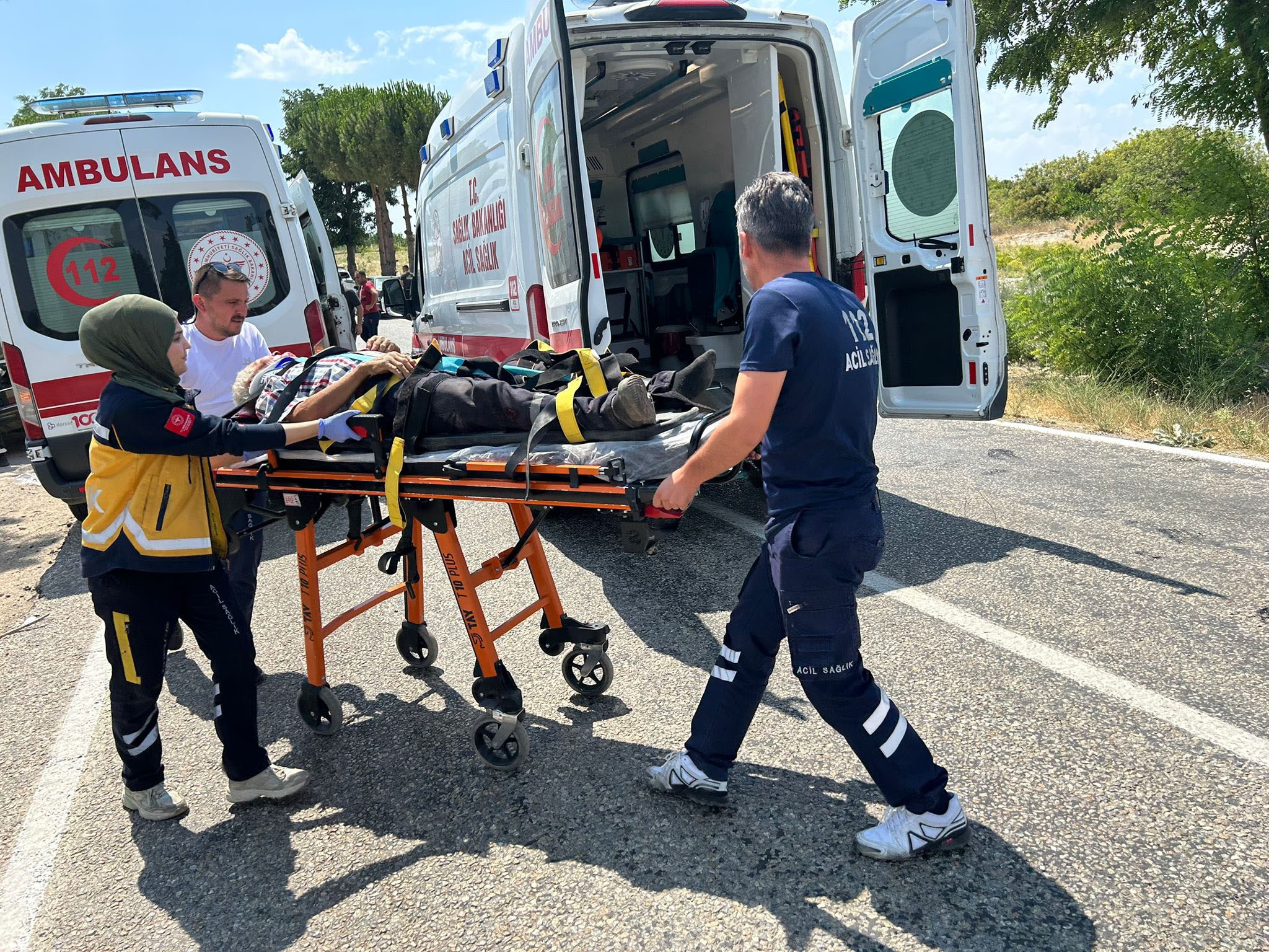 Otomobil Ağaca Çarptı 1 Ölü 4 Yaralı (6)