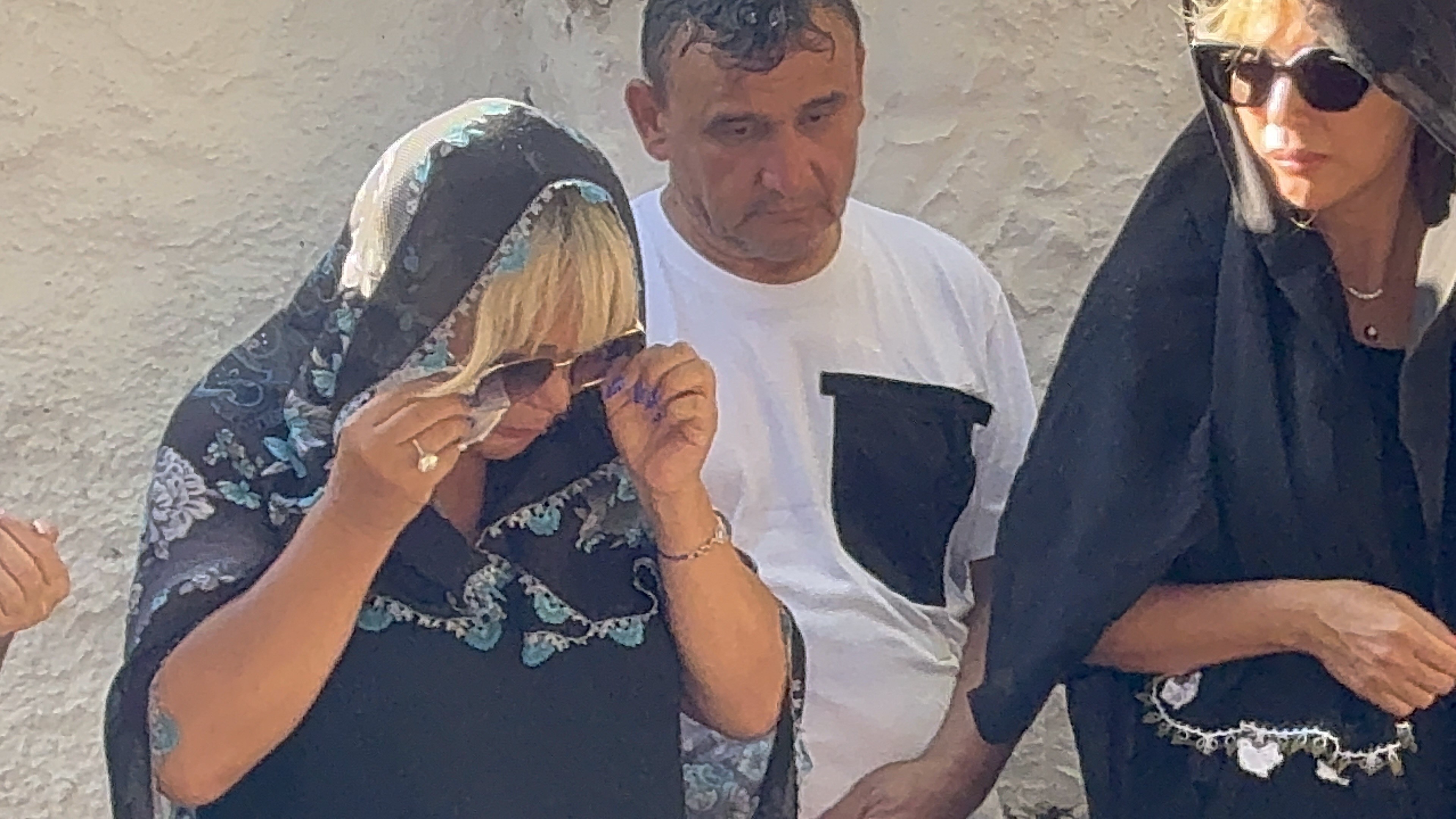 Safiye Soyman Oğlunun Kabrini Ziyaret Etti Yüzüm Gülüyor Ama Içim Yanıyor (7)