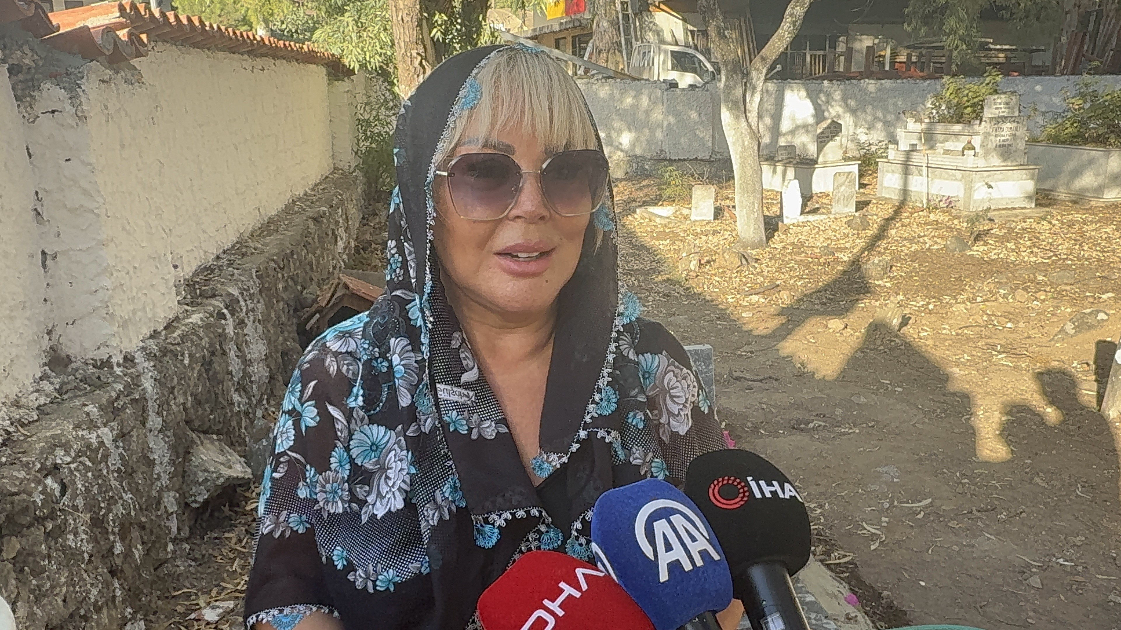 Safiye Soyman Oğlunun Kabrini Ziyaret Etti Yüzüm Gülüyor Ama Içim Yanıyor (9)