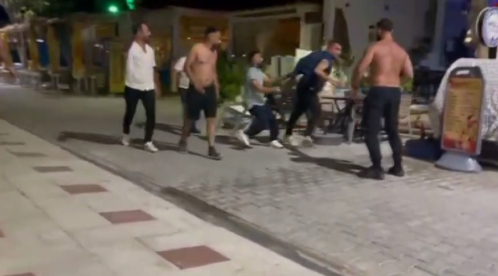 Sokak Ortasında Birbirlerine Girdiler