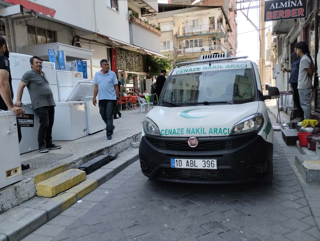 Yaşlı Adam, Binanın Teras Katındaki Demirlerde Asılı Bulundu (4)