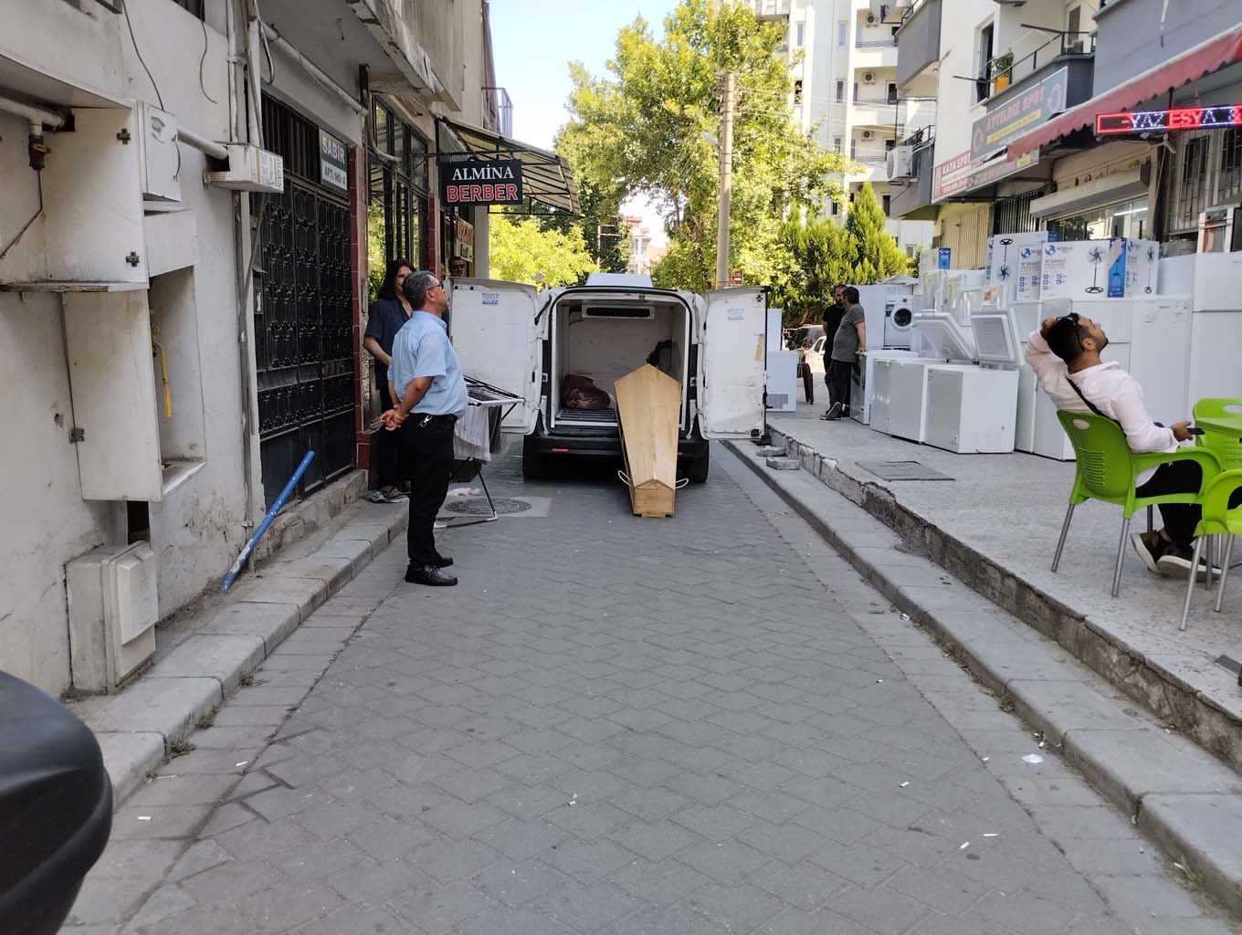 Yaşlı Adam, Binanın Teras Katındaki Demirlerde Asılı Bulundu (5)