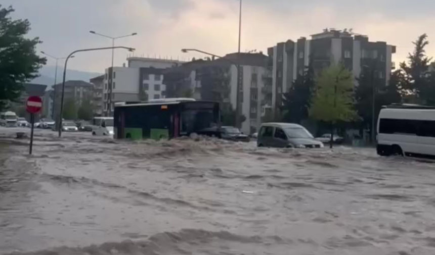 Yollar Göle Döndü, Sürücüler Zor Anlar Yaşadı (2)