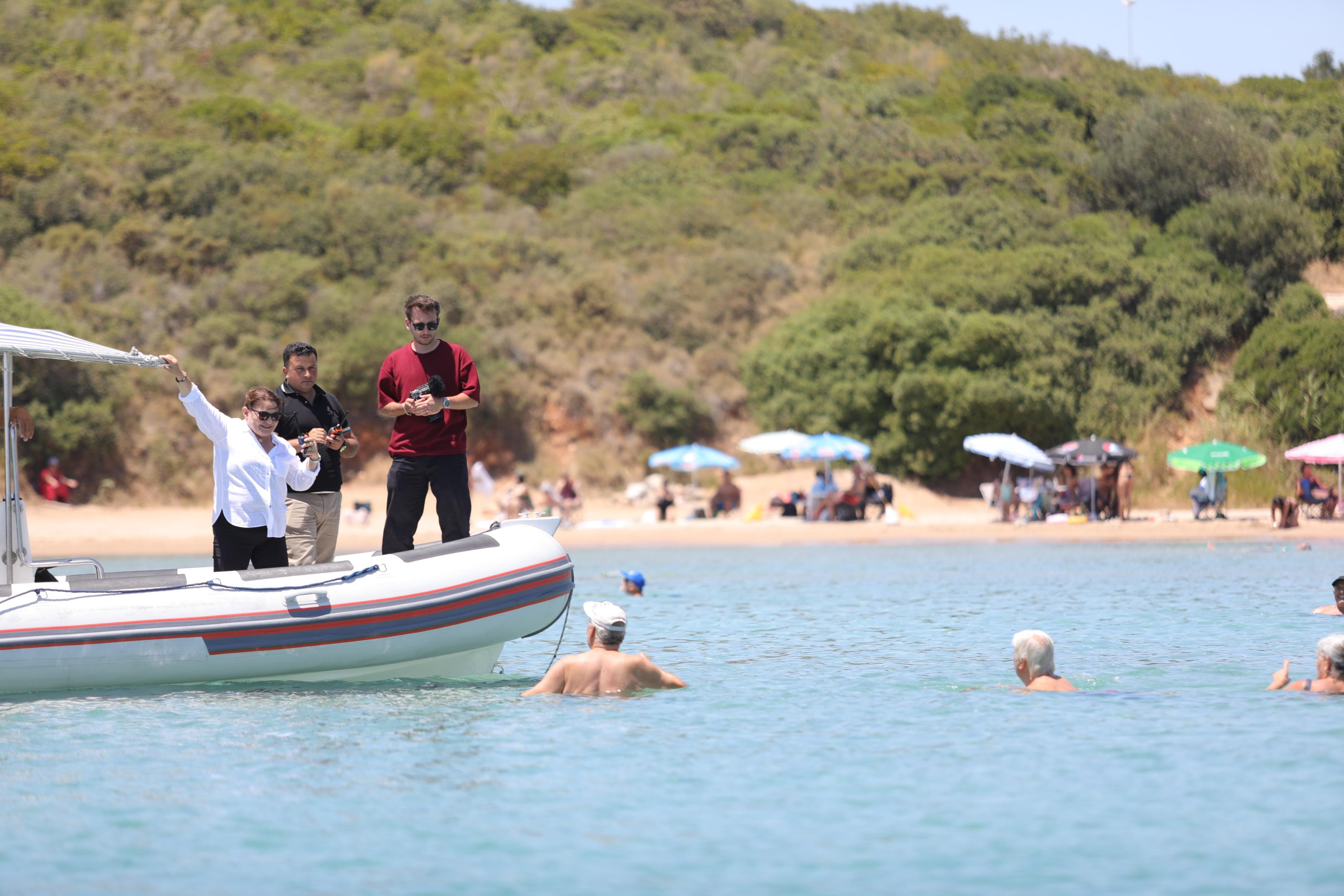 Yüzme Bilmeyen Belediye Başkanı Bota Bindi, Telsizle Poz Verdi (4)
