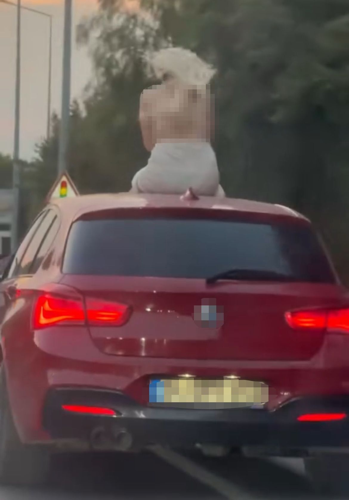 Arabanın Üstünde Uygunsuz Hareketler Ekipleri Harekete Geçirdi