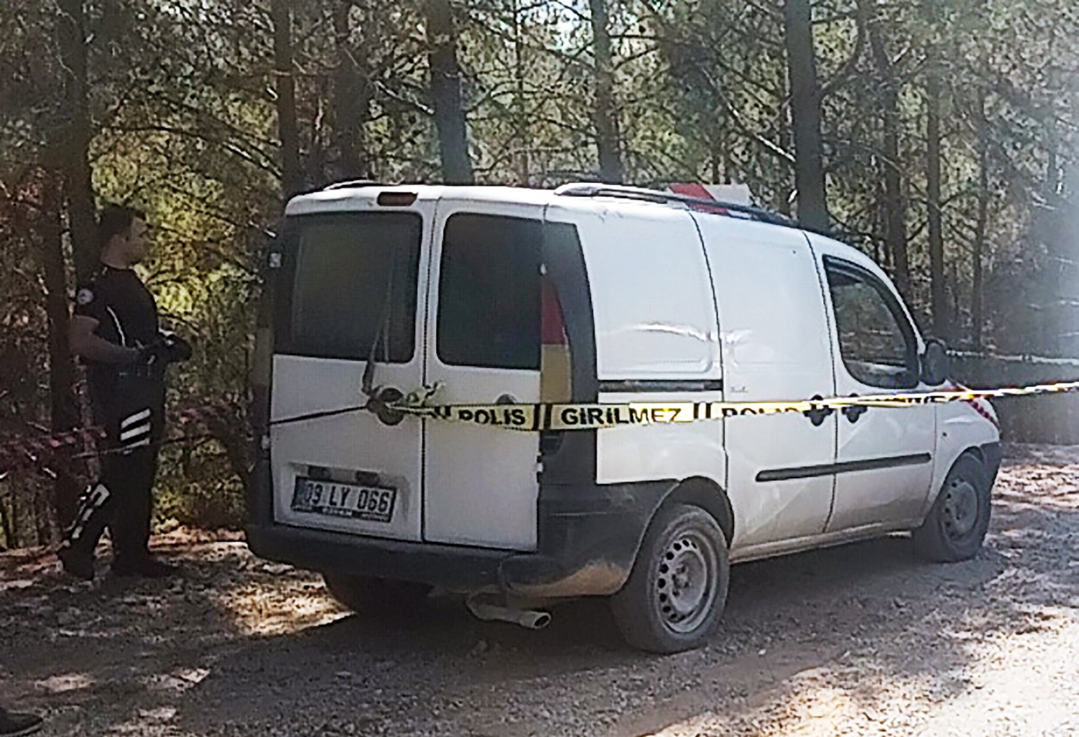Aydın Plakalı Arabada Kanlar Içinde Bulundu