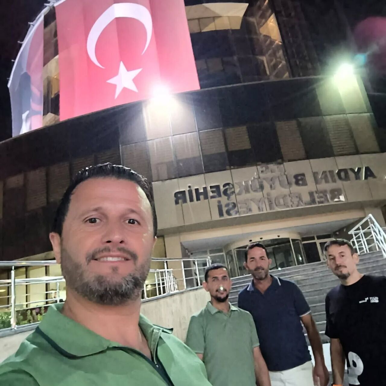 Aydın’da Ak Partililerden Büyükşehir’in Önünde Selfie (2)
