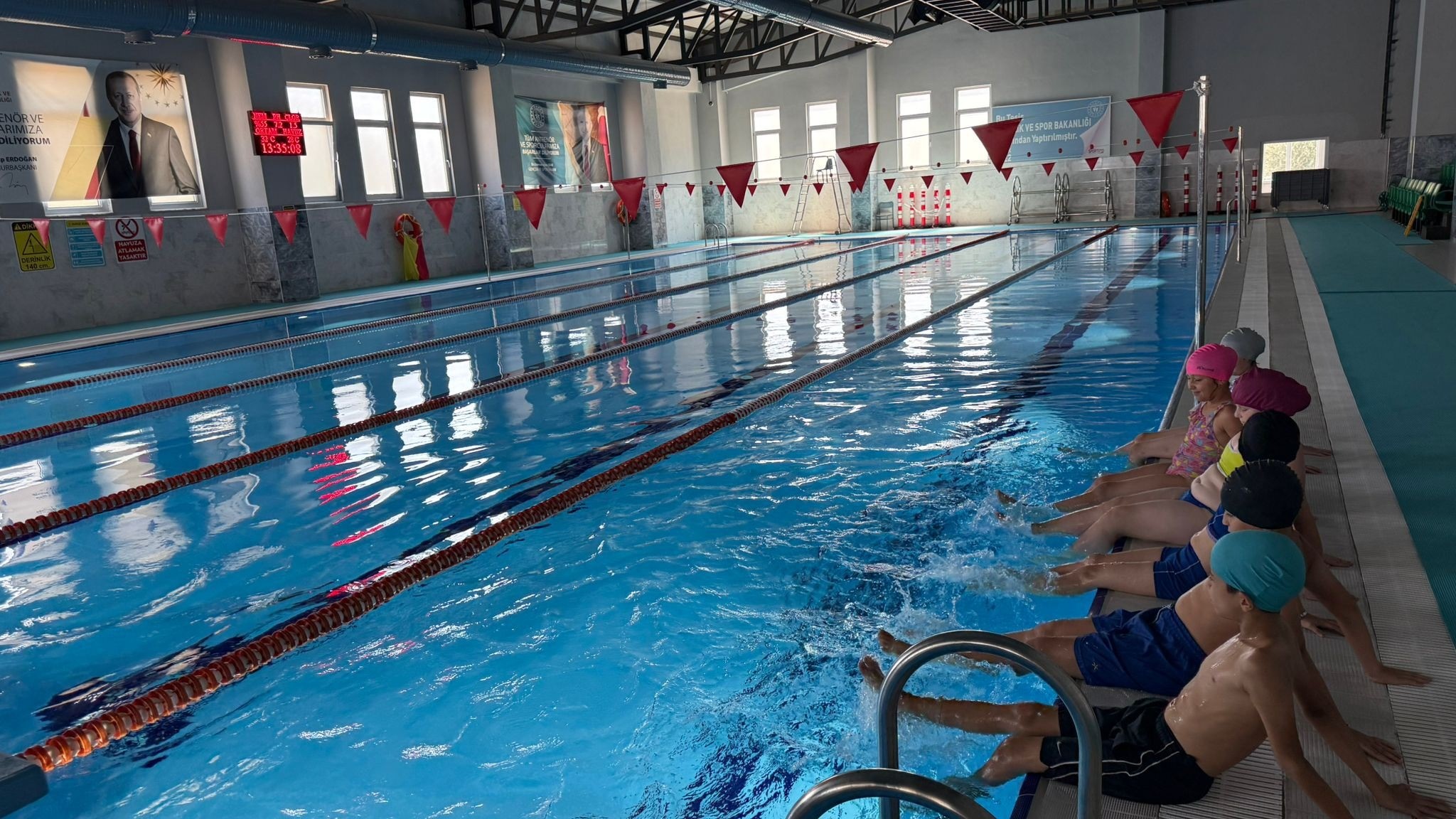 Aydın’da Minikler Yüzme Öğreniyor (4)