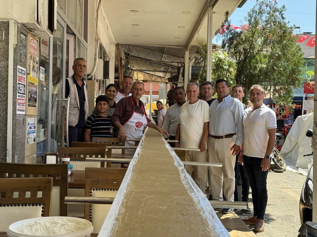 Aydın’daki Festivalde 13 Buçuk Metrelik Tahinli Pide Yapıldı (3)