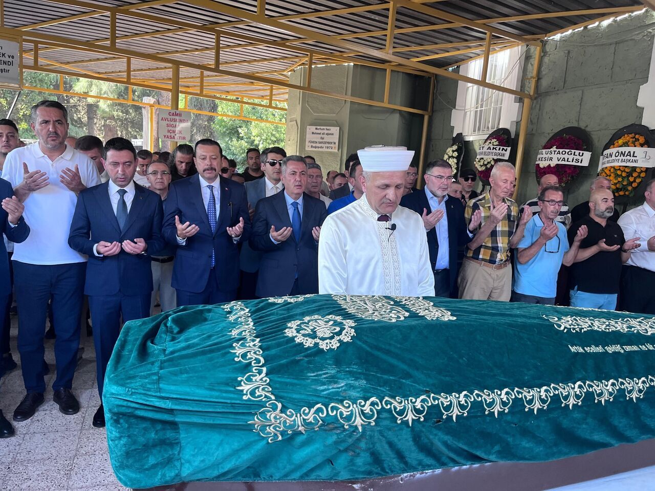 Balıkesir'deki Depremde Hayatını Kaybeden Vatandaş Son Yolculuğuna Uğurlandı (2)
