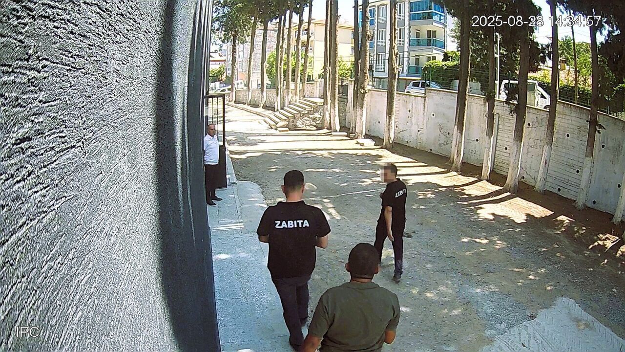 Belediye Başkanı Taş Döşemek Istemeyen Zabıtaları Sopayla Dövdü (4)