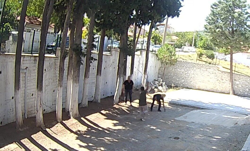 Belediye Başkanı Taş Döşemek Istemeyen Zabıtaları Sopayla Dövdü