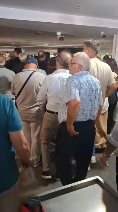 Çerçioğlu Ak Parti’ye Geçti, Partililer Hizmet Binasına Gelerek Sloganlar Attı, Chp Bayraklarını Yere A-1