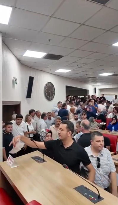 Çerçioğlu Ak Parti’ye Geçti, Partililer Hizmet Binasına Gelerek Sloganlar Attı, Chp Bayraklarını Yere A (2)