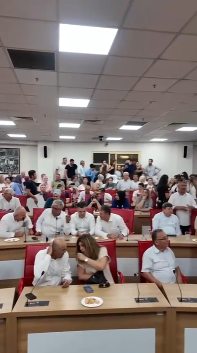 Çerçioğlu Ak Parti’ye Geçti, Partililer Hizmet Binasına Gelerek Sloganlar Attı, Chp Bayraklarını Yere A (4)