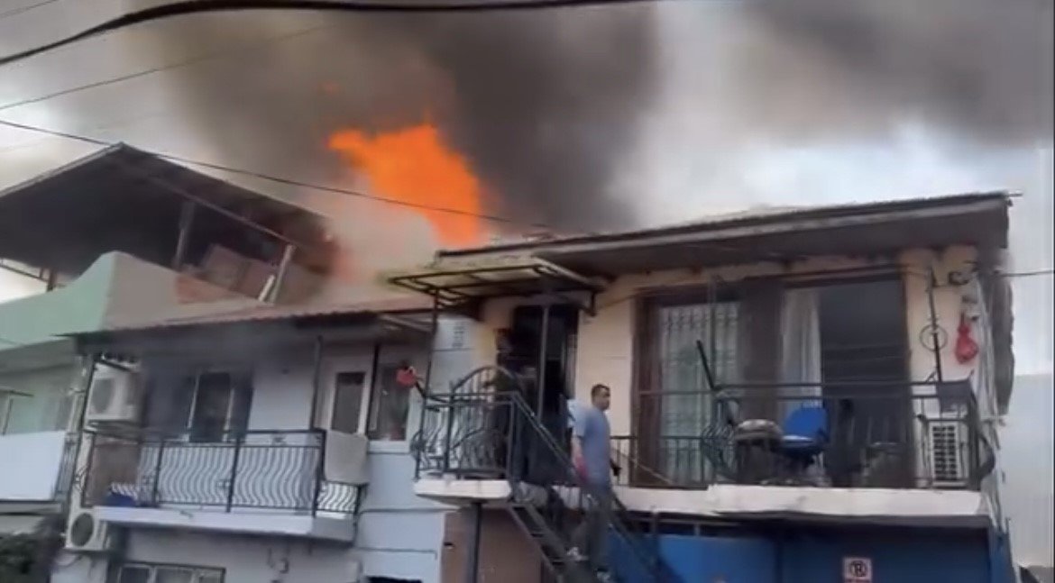 Hurdalık Yangını Büyüdü, Evler Küle Döndü (2)