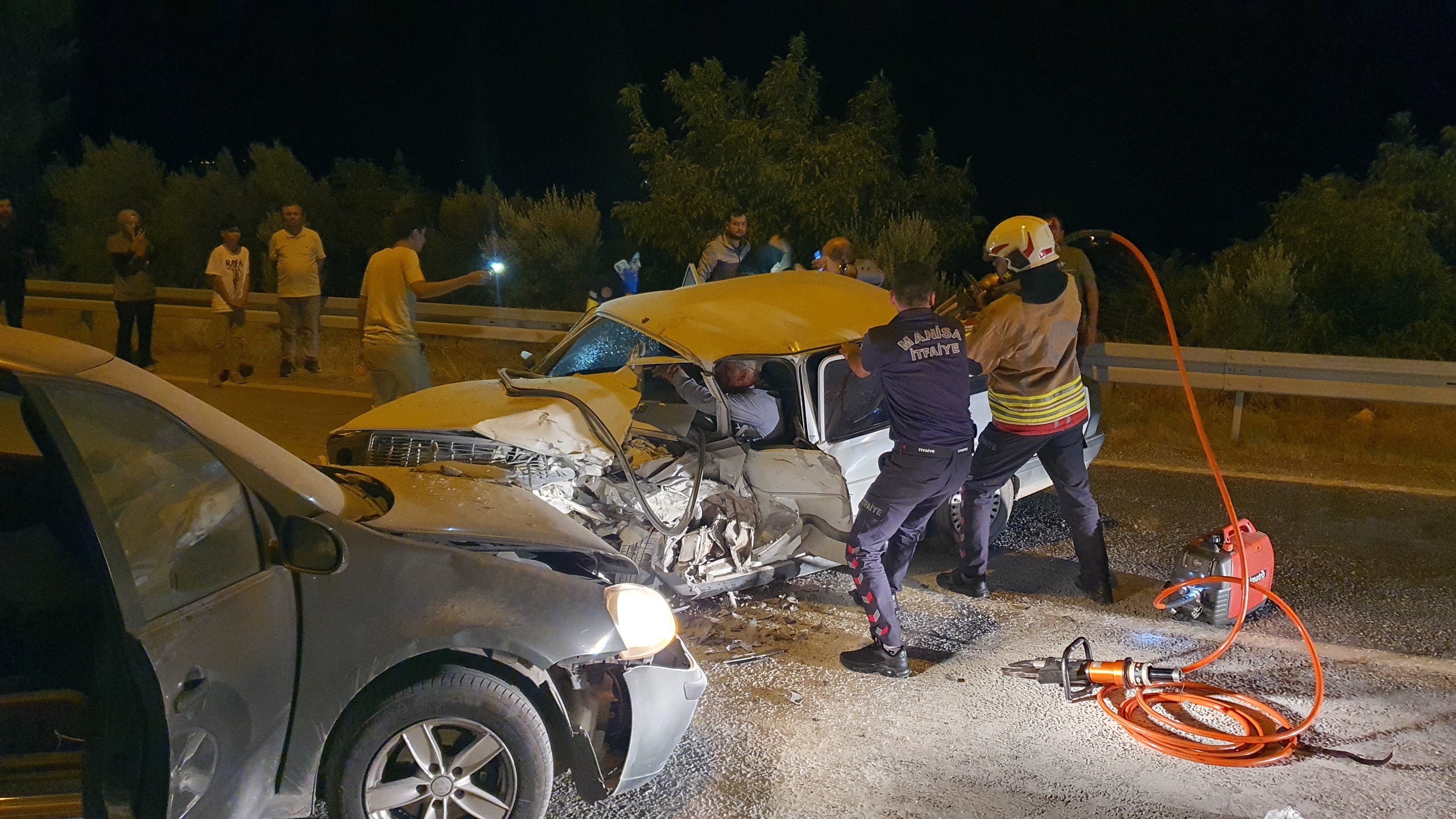 İki Otomobil Kafa Kafaya Çarpıştı (2)