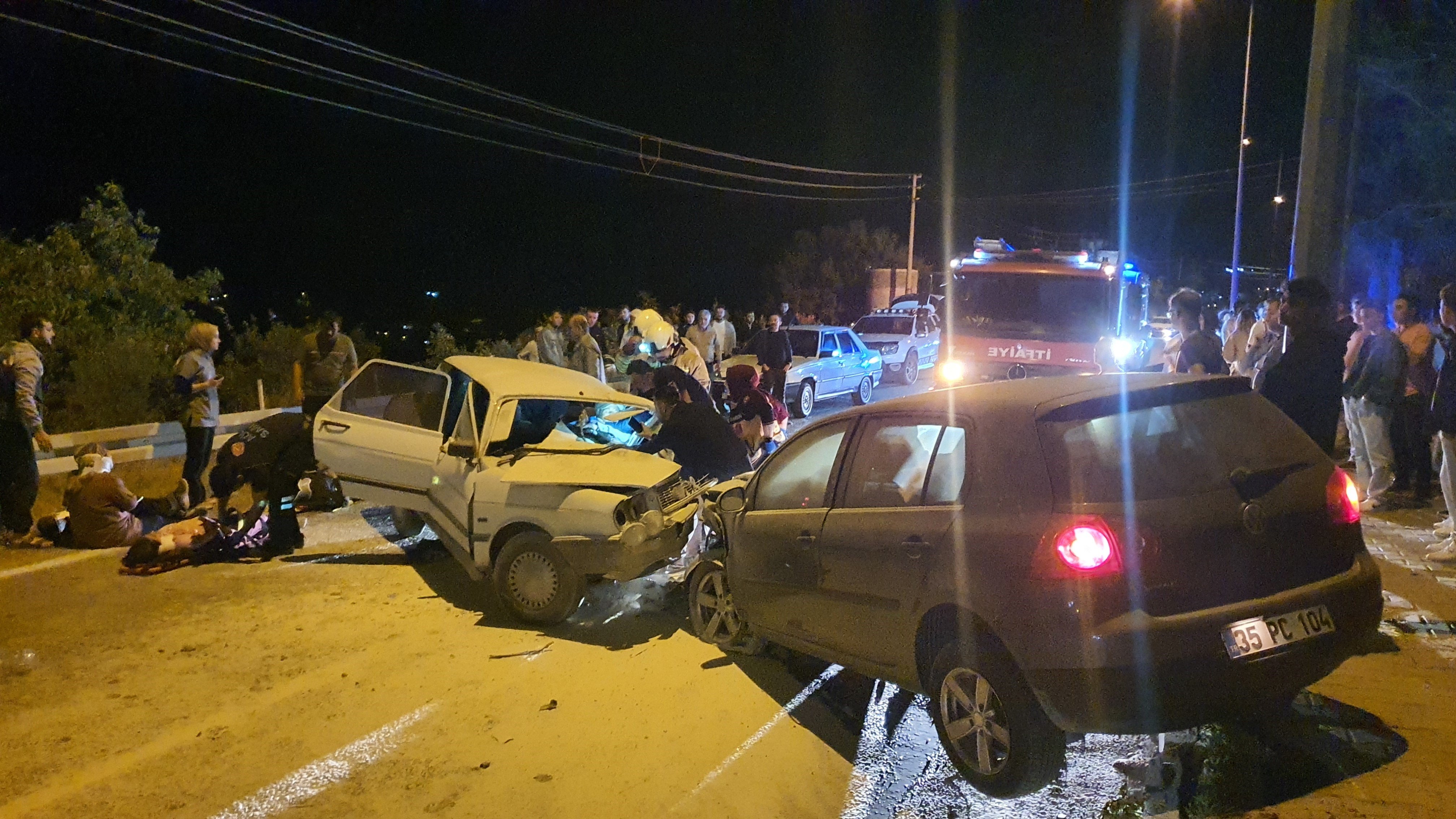 İki Otomobil Kafa Kafaya Çarpıştı (3)